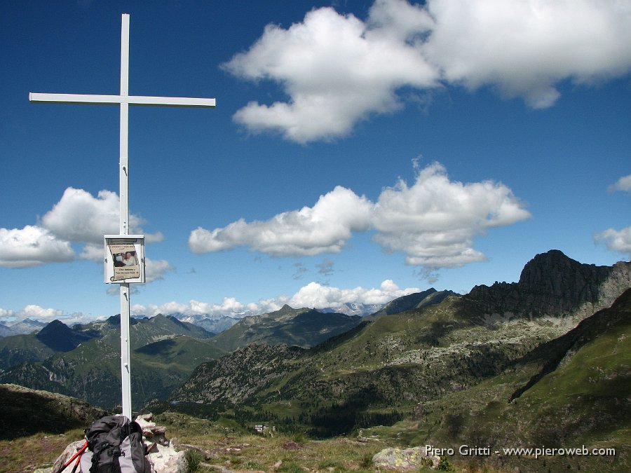 Valcorte 148.jpg - La croce sullo sfondo del Pizzo del Becco